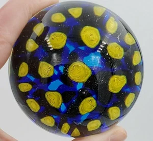 Kunstglas Briefbeschwerer dunkelblau mit gelben Blumen unsigniert 2,5" - Bild 1 von 11