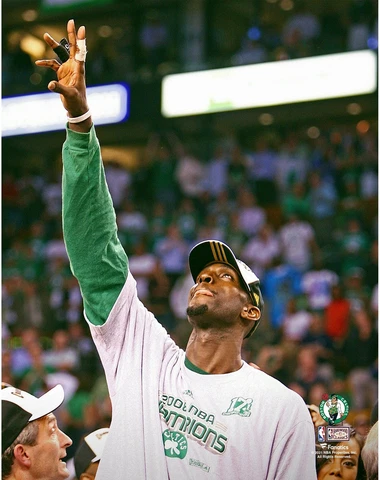 Kevin Garnett Celtics UnSigned WaveTo Fans Celebrate 08 Champship Photo Cover
