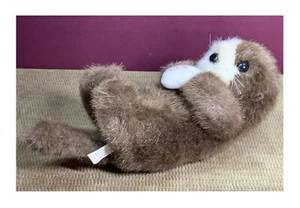 1992 VINTAGE K & M INTERNATIONAL BABY OTTER HOLDING SHELL PLUSH/STUFFED ANIMAL - Picture 1 of 8