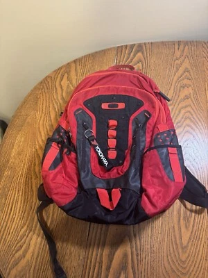 mochila oakley vermelha usada - Imagem 1 de 3
