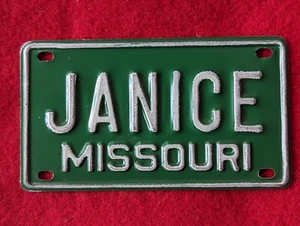 Vtg 1960s Green Aluminum License Plate JANICE Missouri GIRL Name Bike Scooter - Imagen 1 de 2