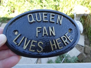 Queen Fan Lives Here SIGN PLAQUE Freddie Mercury Resina Hombre Cueva Bar Garaje - Imagen 1 de 2