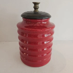 Bote de colmena Pier 1 de 9" de alto con tapa color rojo intenso moteado hecho en India. - Imagen 1 de 11