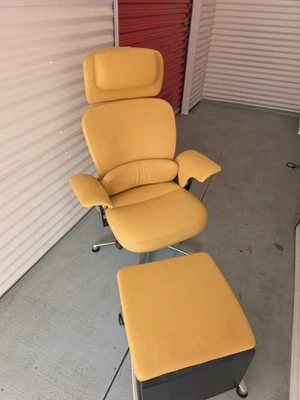 Silla de oficina de cuero Steelcase Leap V2 para salón de trabajo con otomana/mesa convertible Foto 1 de 4