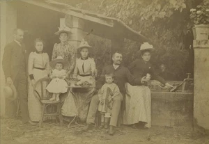 Landerneau. Groupe des familles Brest, Gayet, Radiguet. Fontaine. Lavoir. 1891. - Picture 1 of 3
