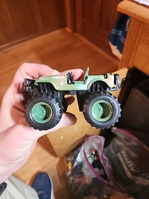 Jeep Maisto de Colección Retroceso Motorizado Ejército de Estados Unidos 5" Verde Camuflaje Suelto Foto 1 de 4