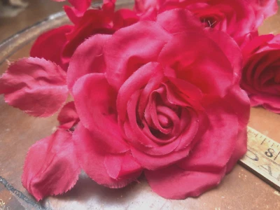 Flor vintage seda años 50 6" hojas enrolladas a mano rosa cereza 1 pieza hecho en EE. UU. Foto 1 de 4