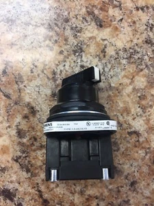 SIEMENS SELECTOR OPERADOR 2 POS A CÁMARA PALANCA CORTA MANTENIDA 52SX2AABK1 - Imagen 1 de 4