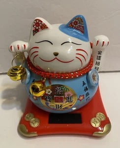 Maneki Neko Lucky Bekoning Mani in Porcellana Alimentata Solare Gatto Fortuna - Foto 1 di 3