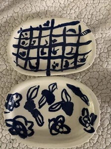 Keramik Set 2 Teller Handarbeit Abstrakte Designs Weiß mit Marine ~ 7,75" Schmuck - Bild 1 von 9