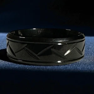 Schwarzer Bandring für Herren mit geschnitztem geometrischem Design - Größen 9 & 10 - Bild 1 von 3