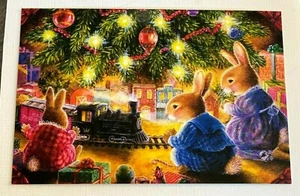 Postal de Susan Wheeler Conejos de Navidad alrededor del árbol con tren - Imagen 1 de 2