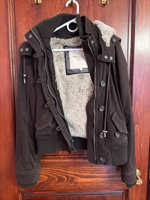 Chaqueta de invierno vintage Y2K Abercrombie & Fitch forrada de piel marrón con capucha para mujer’s S Foto 1 de 4
