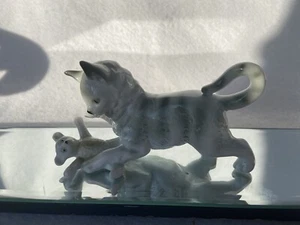 Porzellan Figur Katze spielt mit Teddybär Krone S 9795 5" lang - Bild 1 von 10