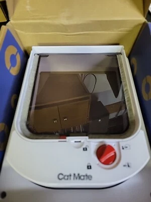 Solapa electromagnética para gato Cat Mate blanca Foto 1 de 4