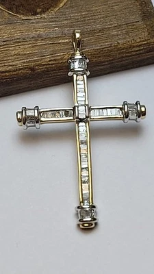 Colgante Cruz Diamantes Baguette Oro Amarillo y Blanco 10k Foto 1 de 4