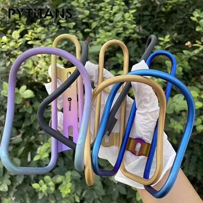 Ультралегкая клетка для бутылки с водой Black Blue Gold Titanium с бесплатными болтами M5 Ti - Изображение 1 из 4