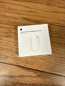 NEW Genuine Apple Lightning to Headphone Jack AUX Adapter For iPhone SEALED! - Photo 1 sur 4