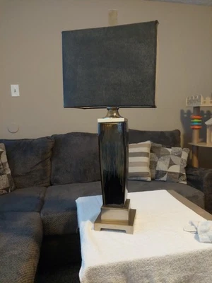 Hermosa lámpara Uttermost con pantalla  Foto 1 de 4