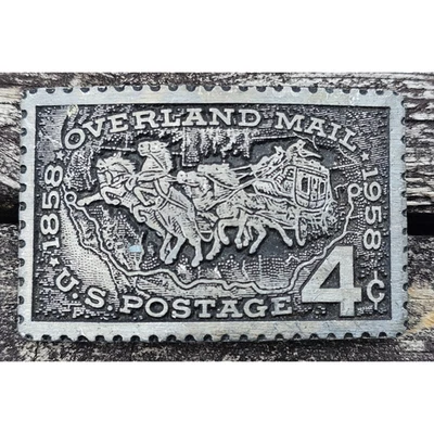 Hebilla de cinturón de peltre macizo de 4 centavos Overland Mail 1858-1958 franqueo de Estados Unidos Foto 1 de 3
