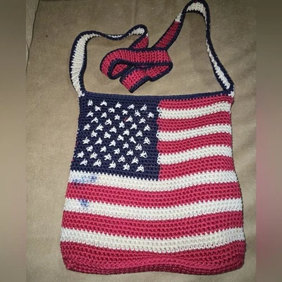Bolso Bandolera The Sak Rayas Rojo, Blanco, AZUL Bandera Crochet 10x9" Foto 1 de 4