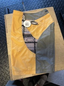 Oakley Plates 2.5 BoardShort Gold Size 32 new - Picture 1 of 3