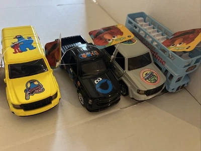 Lote de 4 camiones Die-Cast Sesame Street con neumáticos traseros de acción trasera Foto 1 de 4