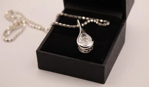 Weißer Crackled Quartz Solitär Anhänger in 14k Weißgold überzogen SS - Bild 1 von 24