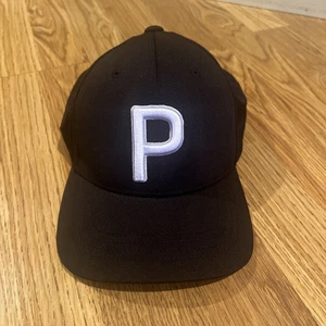 Cappello snapback PUMA Golf 110 Flexfit unisex regolabile nero/bianco P con bordo bianco - Foto 1 di 9