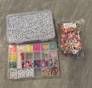 Lotto perline grandi dimensioni bracciali artigianali bambini lettere forme + contenitori portaoggetti - Foto 1 di 5