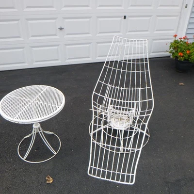 MID CENTURY MODERN HOMECREST IRON WIRE SWIVEL ROCKING CHAISE LOUNGE W/TABLE - Image 1 of 4