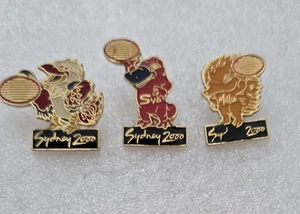 SET BESTEHEND AUS 3 OLYMPISCHEN MASKOTTCHEN-ANSTECKNADELN SYDNEY 2000 - Bild 1 von 2