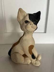 Hand Made Clay Tan Black & White Cat Figurine ~ 5 1/2” Whiterock Studio 1989 - Picture 1 of 10