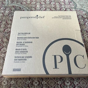 Pampered Chef FLUTED TART PAN WITH LID #100669 New - Picture 1 of 1