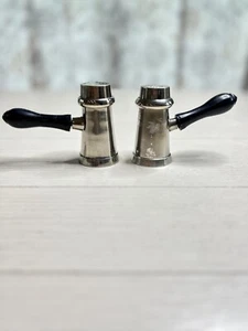 Vintage Silber Metall Salz & Pfefferstreuer mit Griff und Buchstabe "S" & "P" auf der Oberseite - Bild 1 von 2