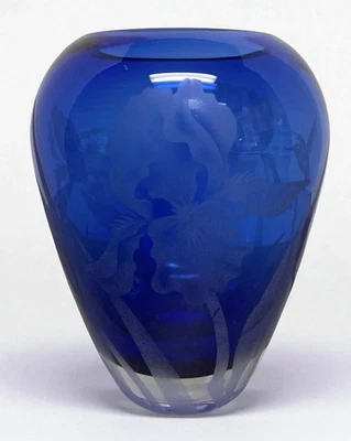 Jarrón vintage de vidrio artístico Jaguar azul grabado iris floral Art Nouveau firmado Foto 1 de 4