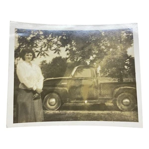 Foto De Colección Persona y Camioneta Escena Rural Chevy Ford Midcentury Instantánea B&W - Imagen 1 de 2
