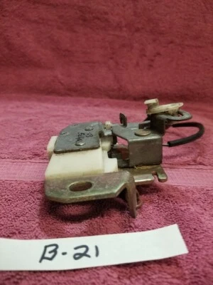 Защелка замка подъемной двери багажника Mitsubishi Eclipse 2000 - 2005 годов выпуска  - Изображение 1 из 4