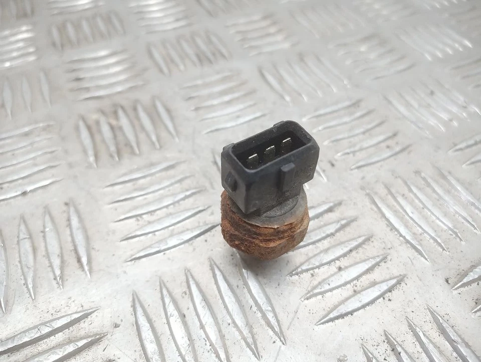 Volvo S80 1999 Volvo S80 Pressure Switch Pressure Sensor Air Conditioning 1999 UST101144 - Image 1 of 2