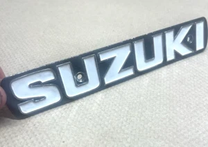 Insignia emblema tanque combustible gasolina Suzuki T500 Titan 1972 - Imagen 1 de 7