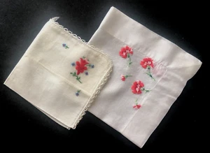 Lote De Colección De 2 Pañuelos Bordados Florales Rojo Rosa Flores Borde Encaje - Imagen 1 de 14