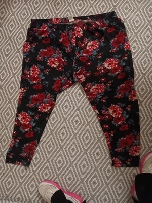 Leggings capri florales Terra & Sky Plus 3X súper suaves para mujer Foto 1 de 3