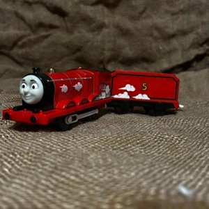 Thomas & seine Freunde Trackmaster RC Ferngesteuert 3 Geschwindigkeiten James ohne Fernbedienung EUC! LESEN - Bild 1 von 10