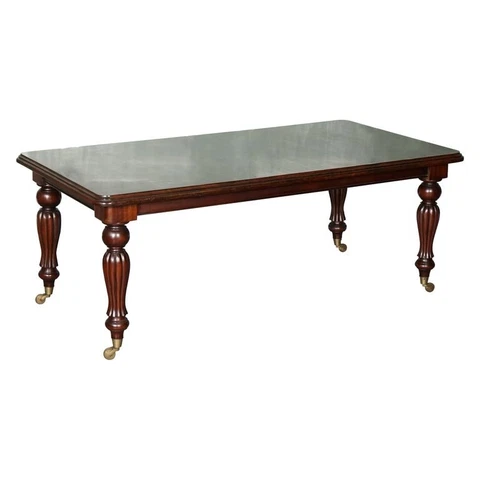 19TH CENTURY VICTORIAN SOLID MAHOGANY DINING TABLE WITH ELEGANT TURNED LEGS Cover