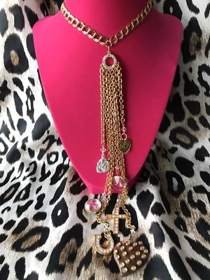 Collar Betsey Johnson ORIGINAL VINTAGE Clásico Madera Corazón Cruz Rosa Dije Foto 1 de 4