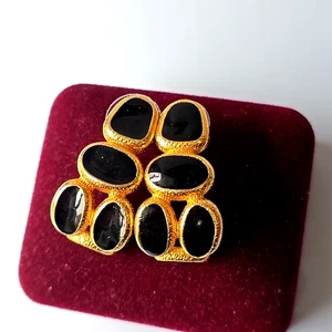 Pendientes perforados vintage AK Anne Klein tono dorado negro esmaltado en forma de J - Imagen 1 de 5