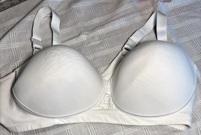 Sujetador Vanity Fair Blanco Inalámbrico Cobertura Completa Talla 42D Suave Correas Anchas Ajustable Foto 1 de 4