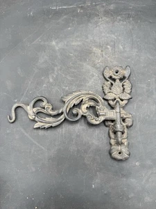 Antiguo gancho de estante de pared de hierro fundido vintage para lámparas de aceite - Imagen 1 de 8
