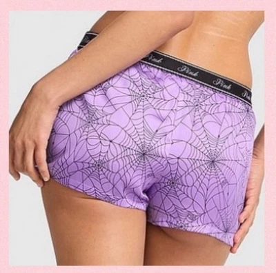 PINK VICTORIA’S SECRET Pantalones Cortos de Pijama Cuadrados Sedosos Púrpura con Telarañas Negras M Foto 1 de 4