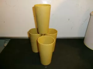 Set vintage di 4 bicchieri, bicchieri, tazze in plastica Tupperware 12 oz - Foto 1 di 3